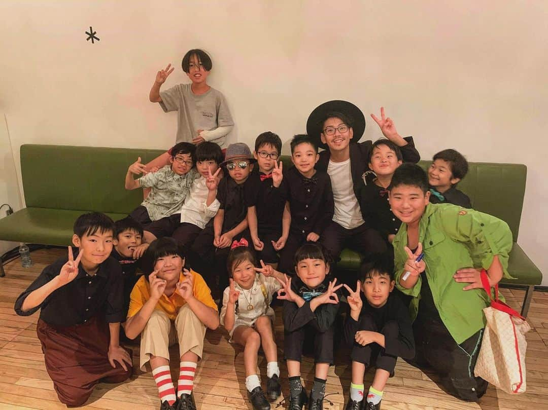 安達雄基さんのインスタグラム写真 - (安達雄基Instagram)「myfam👨‍👩‍👧‍👧🏠✨ 年々増えるネオkids。 来年辺りあだちネバーランド作ろう。 写真3枚目からは#安達を探せ になっております。#kaztapstudio#2019#kiseki#tapdance#タップダンス皆さんお疲れ様でした✨✨」9月3日 16時38分 - yuki_adachi_tap