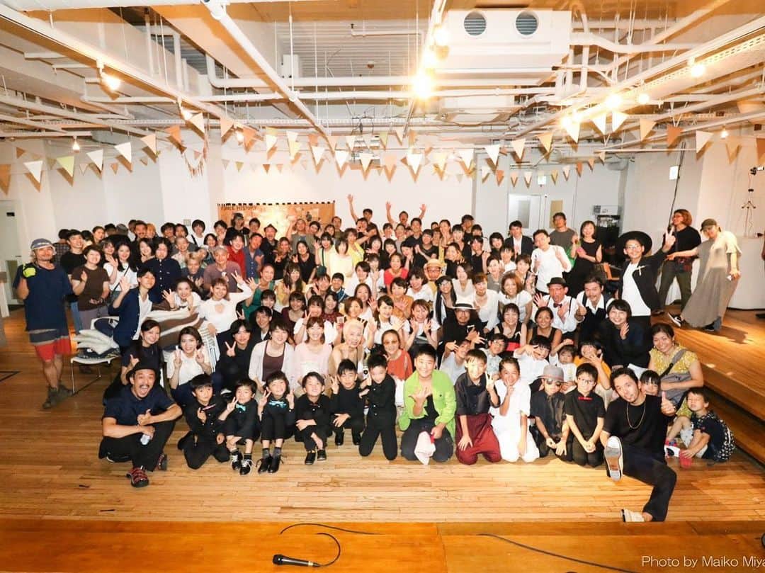 安達雄基さんのインスタグラム写真 - (安達雄基Instagram)「myfam👨‍👩‍👧‍👧🏠✨ 年々増えるネオkids。 来年辺りあだちネバーランド作ろう。 写真3枚目からは#安達を探せ になっております。#kaztapstudio#2019#kiseki#tapdance#タップダンス皆さんお疲れ様でした✨✨」9月3日 16時38分 - yuki_adachi_tap