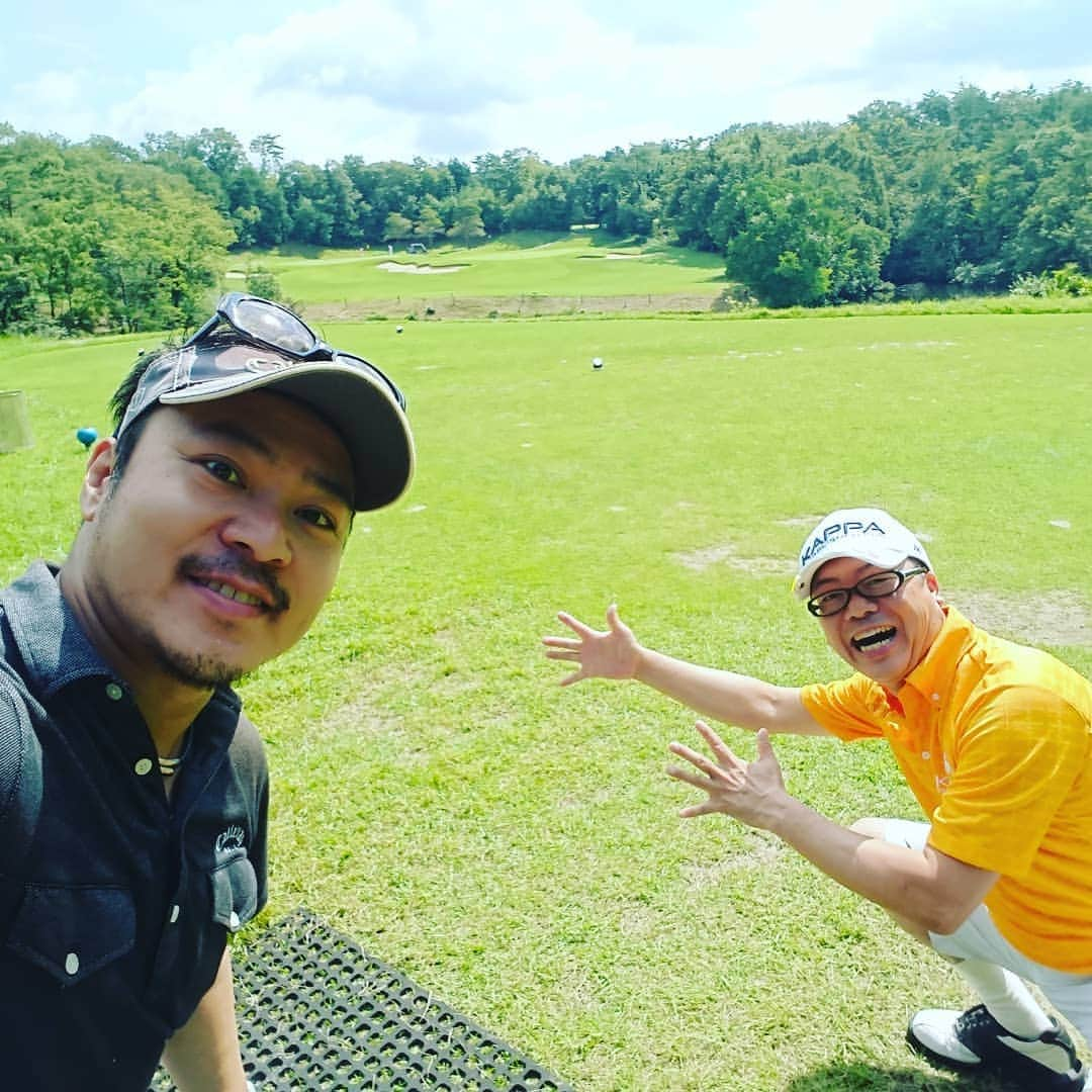 高井俊彦さんのインスタグラム写真 - (高井俊彦Instagram)「【久しぶりのファーーーー⛳☀️】 本日は早朝より🌅 久しぶりのゴルフ😃✌️ 仲良したっちゃんと‼️ 三田西にある『ライオンズカントリー倶楽部』を初めて回りました👍  スコアはボロボロやがな😢⤵️⤵️ でも面白かった⤴️⤴️⤴️ ほんでランチに坂井シェフのハンバーグ食べれたから良しとしよう✨」9月3日 16時38分 - takai_toshihiko