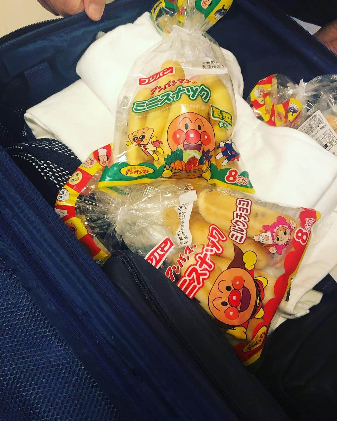 加藤綾菜さんのインスタグラム写真 - (加藤綾菜Instagram)「カトちゃんが今日からツアーで荷造り手伝ったんだけど。。。 トランクに子供用のアンパンマンのパンが沢山入っていた‼️ 可愛いけど、、、いつの間に😂😂」9月3日 16時39分 - katoayana0412