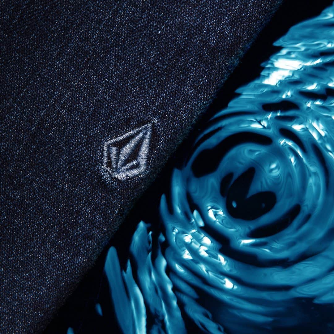 のインスタグラム：「@volcom のデニムがさらにサスティナブルに生まれ変わりました🆕 デニムコレクションの節水プログラムであるこの“WATER AWARE”によって、デニム1本あたり13リットルの水を節水し、これまでに合計400万リットルの節水に成功しています💧 詳細&ラインナップはプロフィールのリンクより📲Be #TrulyAware #Volcom #VolcomJapan #TrueToThis #ボルコム」