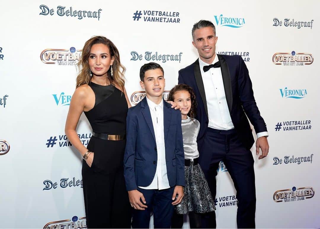 ロビン・ファン・ペルシのインスタグラム：「Proud and honoured to receive a lifetime Award at the end of my career together with Arjen Robben at the Netherlands Footballer of the Year Gala 2019, organised by De Telegraaf.  Louis van Gaal's words at the presentation were from his heart.  The memories of magic moments, which were shown last night, will stay in my heart too!」