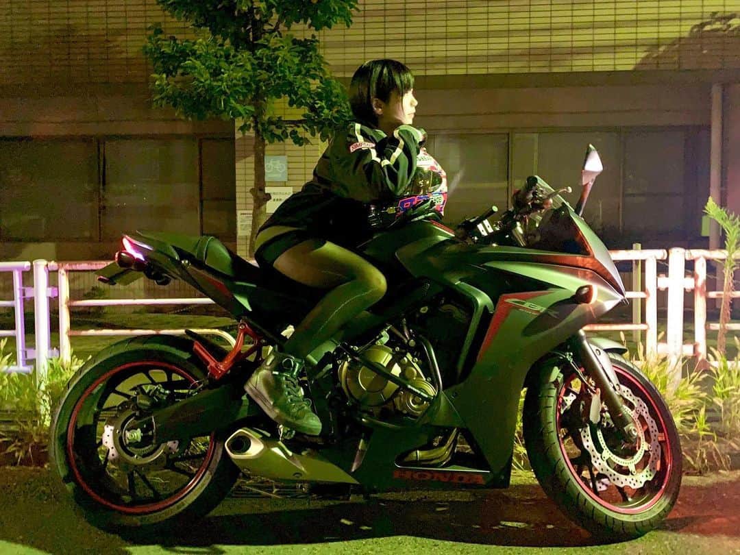 夜道雪さんのインスタグラム写真 - (夜道雪Instagram)「バイクとかいう生き物  #cbr650f #honda #バイク女子 #バイク #バイクのある風景 #ツーリング」9月3日 16時53分 - yomichiyuki