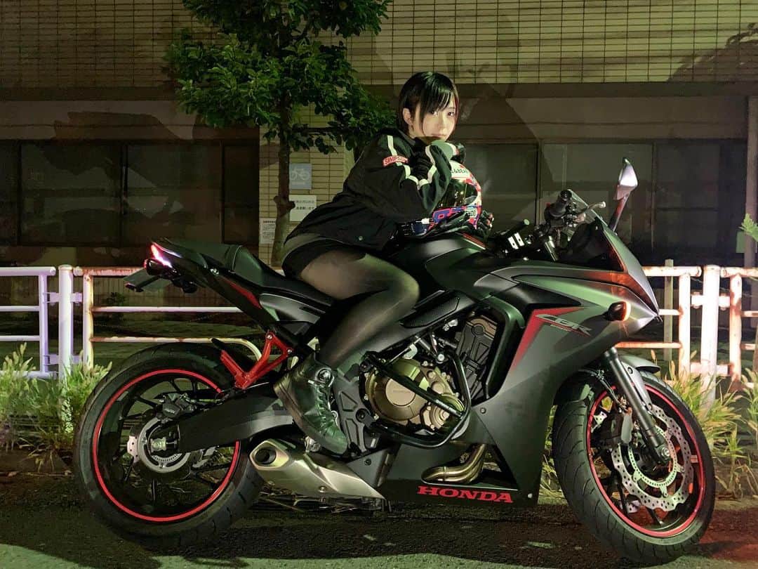 夜道雪さんのインスタグラム写真 - (夜道雪Instagram)「バイクとかいう生き物  #cbr650f #honda #バイク女子 #バイク #バイクのある風景 #ツーリング」9月3日 16時53分 - yomichiyuki