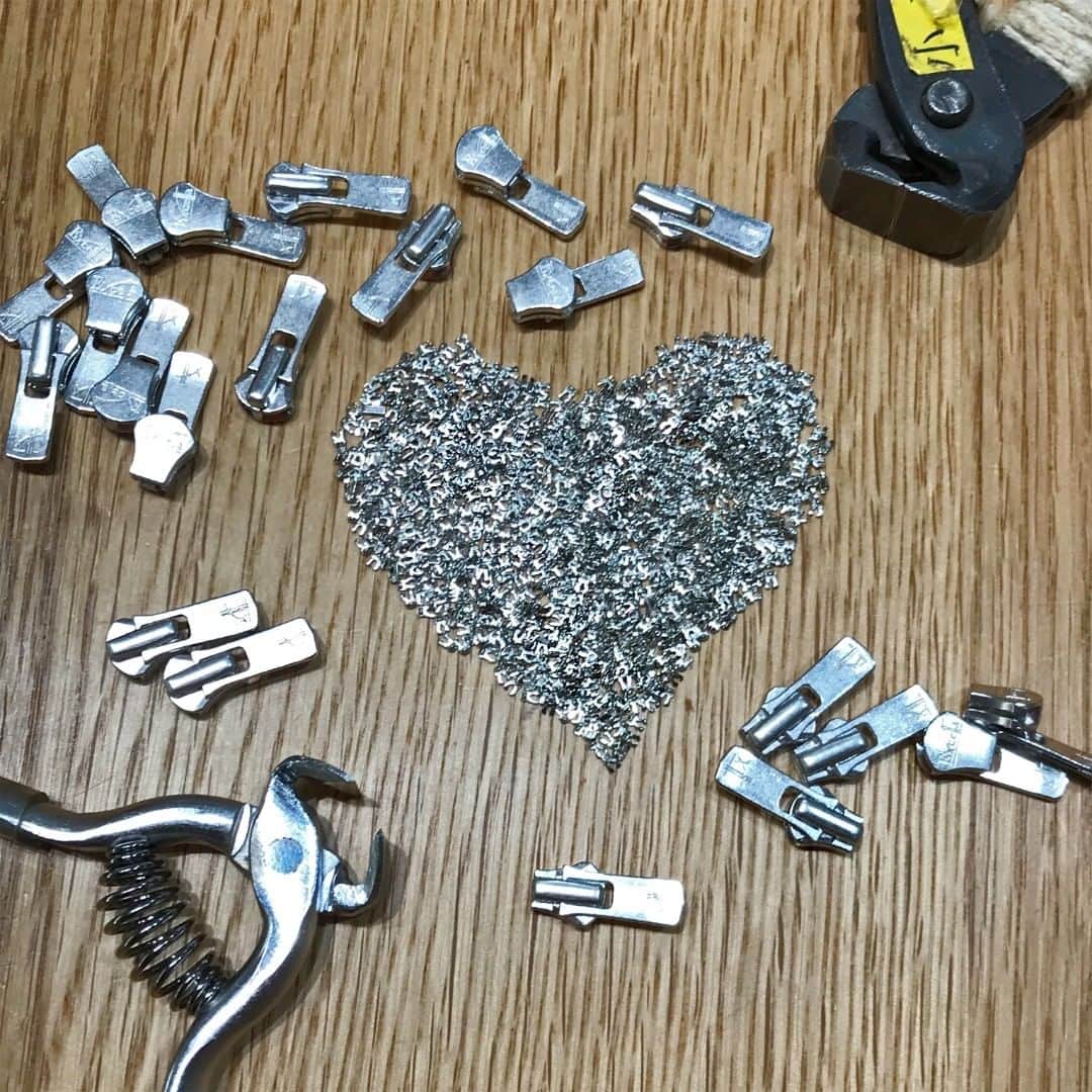 のインスタグラム：「今日、ものづくり館では社内研修を行いました！内容は基本的なファスナー加工とネックストラップづくりです。今後に役立てて頂けると嬉しいです。  #ものづくり館 #ファスナー #ワークショップ #ハンドメイド #研修」