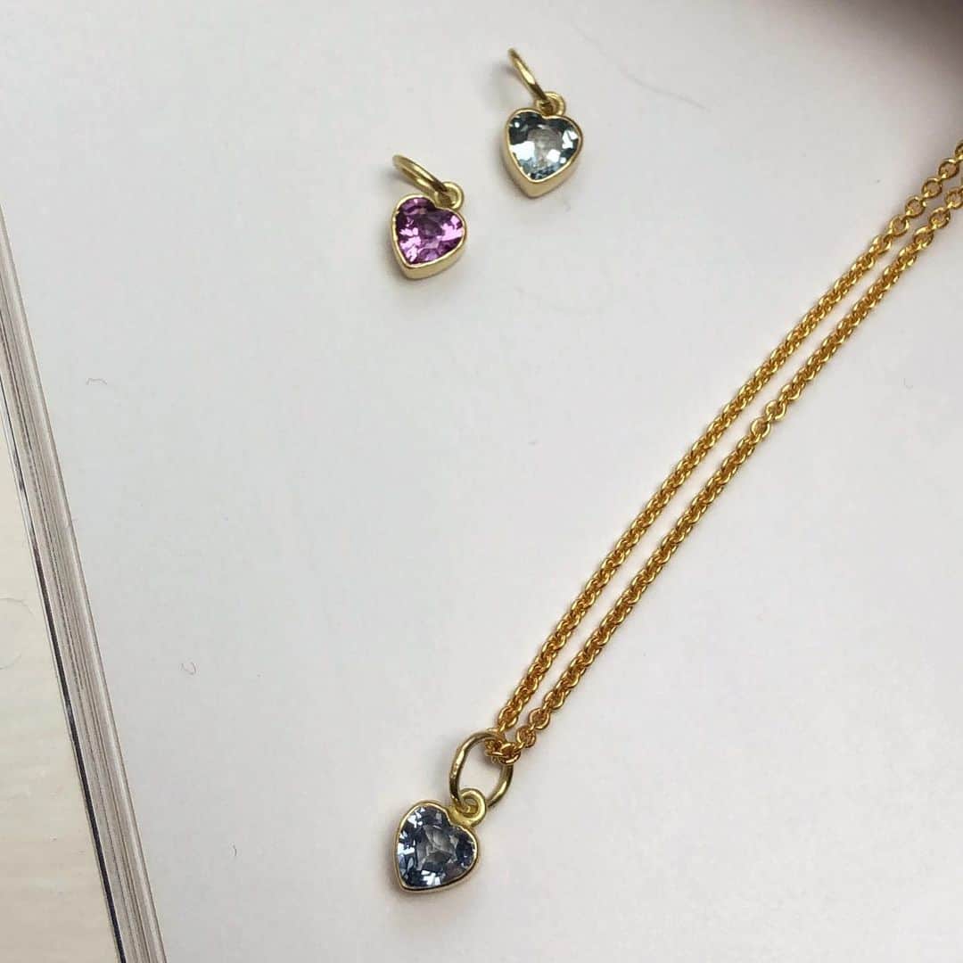 カレ ジュエリーさんのインスタグラム写真 - (カレ ジュエリーInstagram)「Precious 18 karat pendant set with Sapphire - the birthstone of September💕 #carrejewellery #birthstoneofthemonth」9月3日 16時47分 - carrejewellery