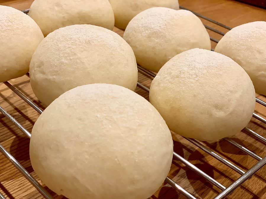 松山愛里のインスタグラム：「. 久しぶりのパン教室🍞 白パンとミルクハースを作ったよ〜 お友達のママさんにいつも教わってるんだけど、 今回はセシルも誘って🤱🧡 2回発酵させて生地を寝かせている間にいつものお楽しみランチ！ママさんの美味しい手料理〜🤤 お付き合い長いのだけど、こんな女性になりたいなぁと会うたびに思える、とっても尊敬している素敵な方💕 そんなママさんと親友ちゃん親子と楽しくパン作り、、 幸せな時間でした☺️☺️ #ルゥアイリーン#パン作り#パン教室#毎日手作りパン食べてる息子くんが羨ましい#私もママの娘になりたい#🤤」