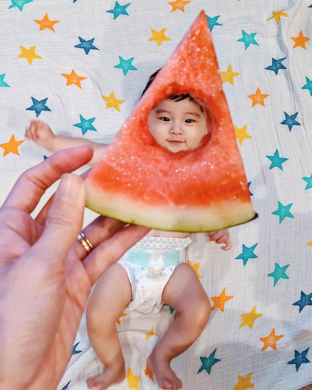 ソンイのインスタグラム：「ぼくのはじめての夏記念🍉 はらぺこあおむしが食べたスイカかな？🐛🍉笑 来年はプールやお祭りや夏遊びしようね🌻🎐⛱🏝 #ベビーフルーツ #生後5ヶ月 #男の子ベビー」