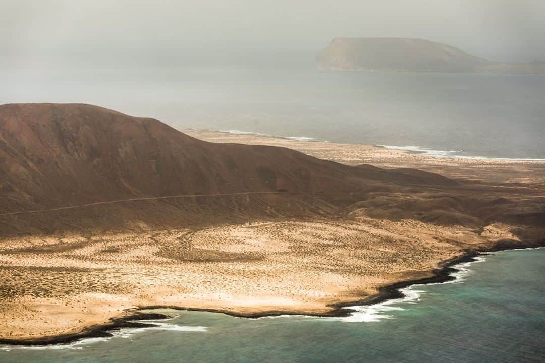 National Geographic Travelさんのインスタグラム写真 - (National Geographic TravelInstagram)「Photo by @robert_ormerod | La Graciosa is a volcanic island in the Canary Islands of Spain. It is located 2 km north of the island of Lanzarote across the strait named El Río. This 11 square mile island has no paved roads and has just 721 residents. Many of the inhabitants of Lanzarote visit the island on the weekend or on national holidays for the beautiful empty beaches. #Graciosa #Lanzarote #Canaryislands」9月3日 17時01分 - natgeotravel