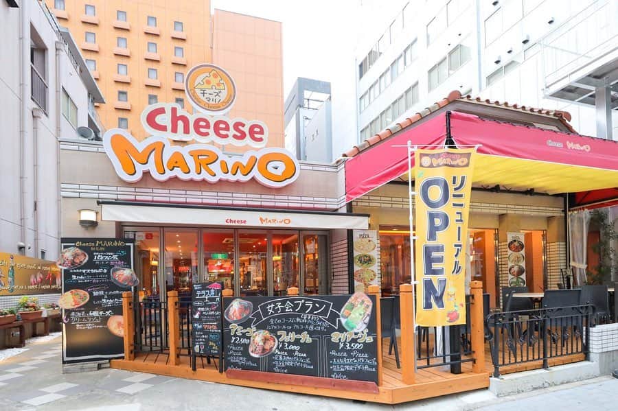 ナゴレコさんのインスタグラム写真 - (ナゴレコInstagram)「「とろ～りラクレットチーズがけベーコンとジャガイモのアマトリチャーナ」 愛知県民であれば、一度は足を運んだことがある🚶‍♂️🚶‍♀️という方も多いのではないでしょうか🤔⭕️ イタリアンレストランの「マリノ」さん🇮🇹🍕 . LOFTさん前の栄店が新たに「チーズマリノ」として2019年8月にリニューアルオープン㊗️🎊 流行りのチーズグルメを存分に味わえるお店になっていましたよ🧀🙌 . 1枚目はラクレットチーズを目の前でたっぷりとかけてくれる、ぐつぐつとした土鍋でいただく自家製もちもち生パスタ💯🍝 . 熱々の土鍋にチーズをたっぷりとかけると、トマトとチーズの良い香りが店内に広がります😎🧀 生パスタはもちもち！相性もバッチリです👏 . その他にも、テーブルでチーズをたっぷりと落としてくれる、名物の「炭焼きステーキ3種盛り パネフォンデュ🧀」や、10種のチーズが乗ったピザ「濃厚10種チーズの白雪はちみつかけ🍕」など、チーズブームの最終形がここにはあるかも？😂 . と思わせるほど、チーズを存分に味わうことができるお店でした🤔✨ . そして編集部的に推しなポイントが、これらのメニューに加えてセットメニュー🥗🥤🍴 . サラダバーやフルーツバー、野菜たっぷりミネストローネやフリードリンクにスイーツまでを味わえるセットがお得！オススメです👨‍🍳（ランチメニューには上記の全てが付いています🍽） . 栄の中心で、100席ある広々とした店内でチーズをお得に、そして存分に味わうことができますよ🙆‍♂️🧀 . #PR #チーズマリノ #マリノ #ナゴレコ」9月3日 17時02分 - nagoya_food