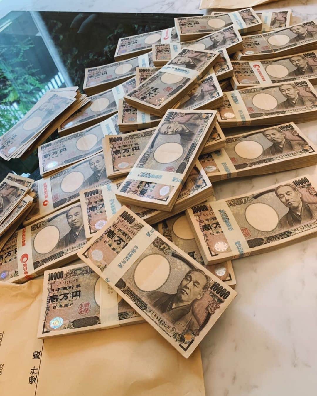 三崎優太さんのインスタグラム写真 - (三崎優太Instagram)「ホスト時代の給料をいただきました。﻿ 自分の会社以外から給料をもらったのは生まれて初めてです。お金の重みを改めて感じることができました。﻿ ﻿ すべてアルコール代として歌舞伎町に寄付したいと思います。ありがとう。﻿ ﻿ #シャンパンタワー #破壊﻿ #破壊と創造 #えちる﻿ #熱狂したこの世界﻿ #三崎愛汁 #引退式﻿ #青汁劇場 #ホスト﻿ #自らの身を犠牲にしてもやりきる﻿ #最終章 #まもなく開演」9月3日 16時56分 - yuta_misaki