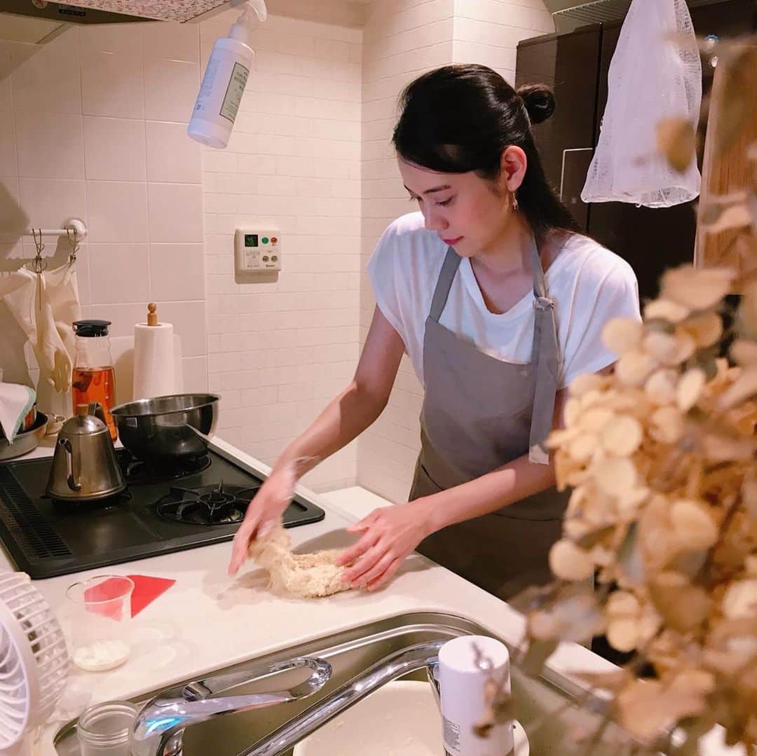 松山愛里のインスタグラム：「よいしょ、よいしょっ 形になるまでがまた楽しいのです🍞✨👩‍🍳 #パン作り#パン教室#パン好き」