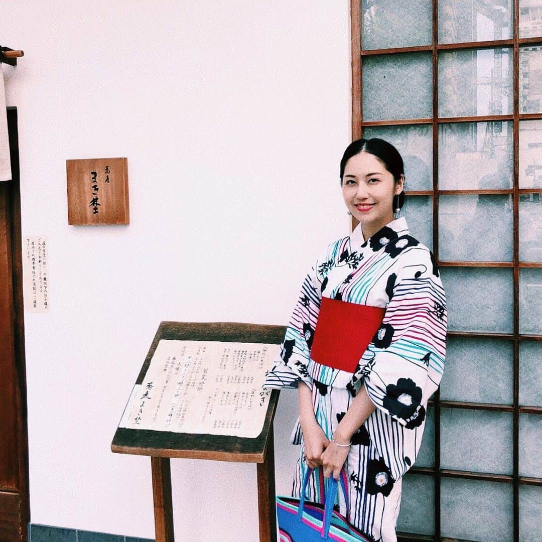 上田真実さんのインスタグラム写真 - (上田真実Instagram)「* * * * 浴衣にお蕎麦...やはり合いますね👘♬ * 大阪は福島にある『#まき埜 』さん🥢 #すだちそば が人気のようでしたが 私は安定の#鴨ざるそば 🦆を頂きました！ ツルツルと喉越しの良いお蕎麦でした♬ 蕎麦湯は白くてとろとろ系で好きな感じ\( *´ω`* )/ * ジューシーな鴨肉につくねも入って大満足！ ご馳走様でした💕 * * * * #蕎麦まき埜 #蕎麦 #蕎麦屋巡り #大阪蕎麦屋 #福島グルメ #蕎麦好き女子 #蕎麦好きな人と繋がりたい #鴨肉 #蕎麦湯好き #和服 #和装 #浴衣 #浴衣女子 #大阪グルメ #蕎麦屋 #三上スピカ #SPIKA #gourmet #japanesegirl #yukata #osaka #osakafood #japanesefood」9月3日 17時05分 - spk05290