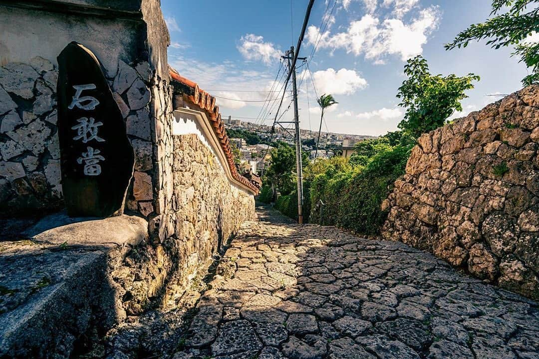 Be.okinawaさんのインスタグラム写真 - (Be.okinawaInstagram)「Seen one of these around Okinawa? These little stone slabs are called Ishiganto (石敢當) and act as a charm to ward off evil spirits! 📷:@hiro_hasuike  #shurikinjocho #naha #首里金城町 #那霸 #슈리긴조초 #나하 #那覇 #石畳道 #redrooftiles #ryukyulimestone #beokinawa #visitokinawa」9月3日 17時07分 - visitokinawajapan