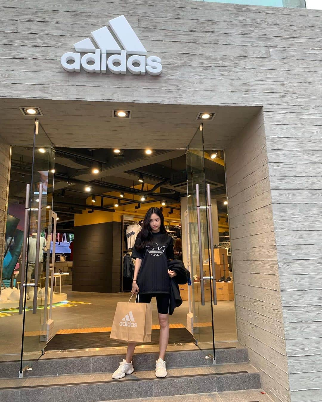 ソン・ナウンさんのインスタグラム写真 - (ソン・ナウンInstagram)「#아디다스명동브랜드센터 #adidasmyeongdong ❤️」9月3日 17時15分 - marcellasne_