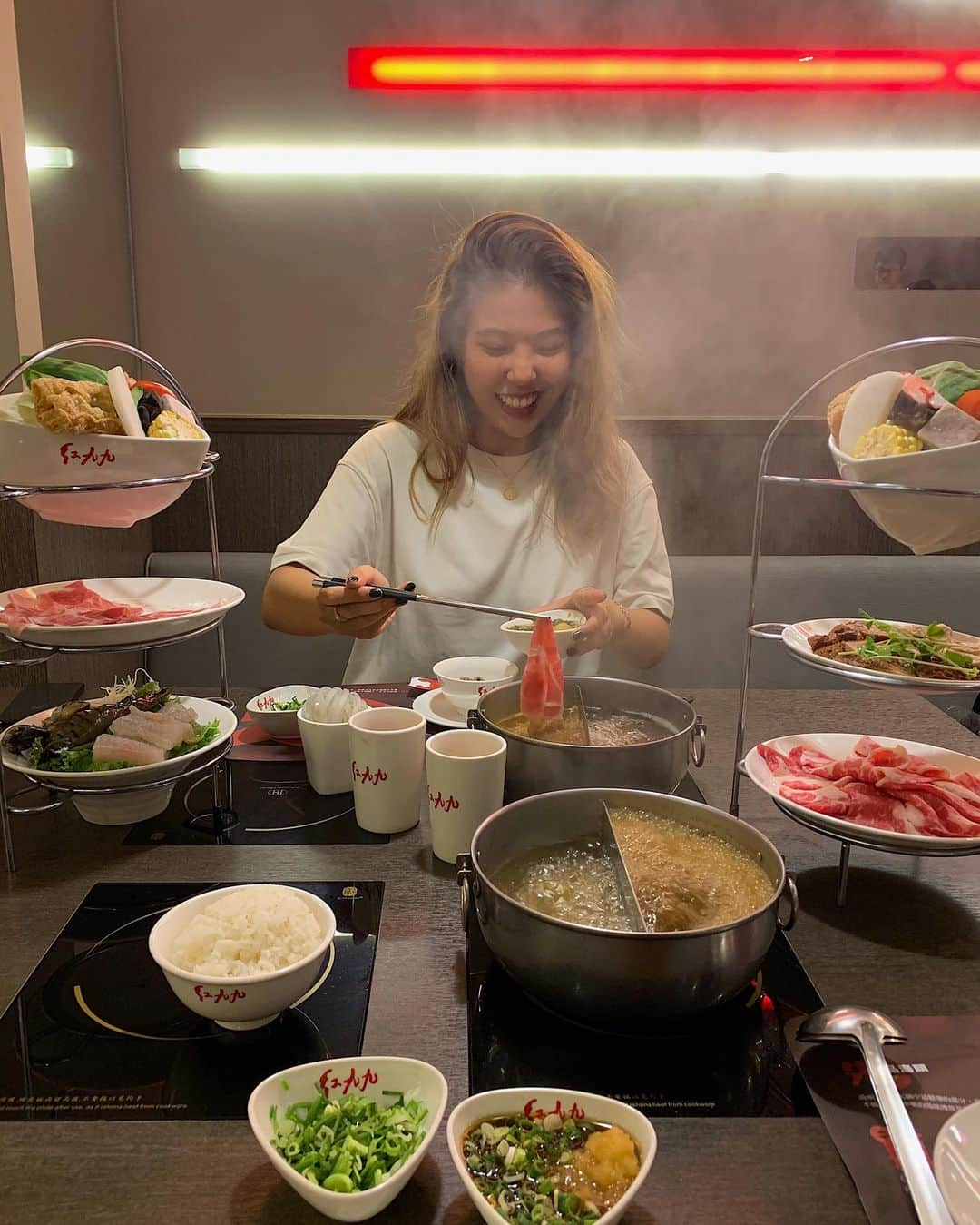 齊藤澪菜さんのインスタグラム写真 - (齊藤澪菜Instagram)「火鍋🤪🔥🍲 ㅤ ㅤ KLOOKをサクッと説明しますと、現地での飲食や、観光時に必要なチケット、ホテルと空港間送迎を、簡単・お得に事前予約&支払いまでできる旅アプリです。  支払いはapp内でApplePayが使えるから顔認証だけでok。これ、本当に便利🙆‍♀️💯 ㅤ 色んなお得ツアーが簡単に予約できるから、シルバーウィークに旅行を計画してる人とか、是非‼️‼️‼️‼️ ㅤ ちなみに、ちょこちょこ現地でKLOOKの専用ラインとかあるんだけど、笑っちゃうくらい列を抜かせますw ㅤ ㅤ  #KLOOK #クルック #台湾旅行 #旅行 #thanksKLOOK #PR  #台湾 #旅ナカ消費 #無限アレンジ旅 #スマホで旅する #火鍋 #紅九九 #紅九九個人麻辣鍋 #紅九九個人鴛鴦鍋」9月3日 17時17分 - rena62s