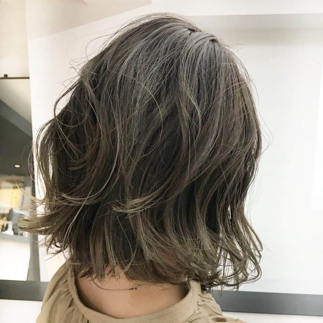 ❁coco❁さんのインスタグラム写真 - (❁coco❁Instagram)「【 NEW Hair 】美容院へ♡ ハイライトしっかり入れてもらって アレンジしやすい長さとカットに✨ 理想すぎて 嬉しい🥺 @nosekoji_lowe 能瀬さんに まるっと お任せしただけ！ 私に似合うスタイリングを 提案してくれて ブローやケアの 仕方まで丁寧に教えていただき⤴︎ どういうヘアスタイルにしたらいいか 迷子な方 一度行ってみてほしい ほんと素敵にしてもらえるよー✨ ・ サロンは表参道にあるよ そして 能瀬さんの声に癒される という 嬉しい特典つきです 🤣✨ ・ ・ #ヘアスタイル #ヘアアレンジ #ヘアアレンジ動画 #ボブヘアー #ボブヘアアレンジ #youtube #youtuber #youtuber好きな人と繋がりたい #ヘアスタイリング #ヘアスタイル #ヘアカタログ #へアアレンジ  #ボブヘアアレンジ #ボブアレンジ  #ボブヘアー #ショートボブ #髪型 #イメチェン #ヘアカラー #ヘアアレンジ動画 #ヘアメイク #ゆるふわ #ゆるふわボブ #写真好きな人と繋がりたい #美容好きな人と繋がりたい #こなれ感 #こなれヘア #抜け感ヘア #ハイライト #ロカリ」9月3日 17時18分 - rococo39