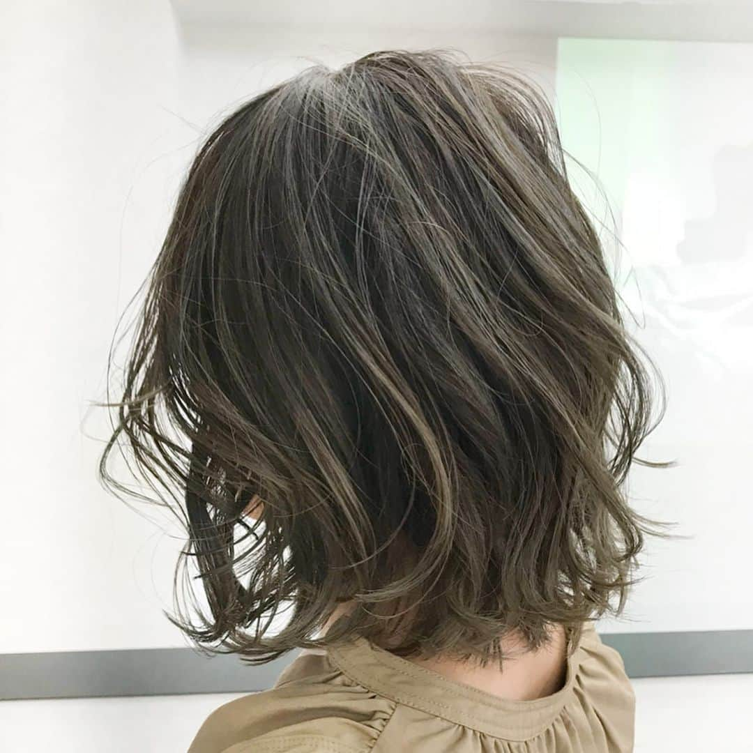 ❁coco❁さんのインスタグラム写真 - (❁coco❁Instagram)「【 NEW Hair 】美容院へ♡ ハイライトしっかり入れてもらって アレンジしやすい長さとカットに✨ 理想すぎて 嬉しい🥺 @nosekoji_lowe 能瀬さんに まるっと お任せしただけ！ 私に似合うスタイリングを 提案してくれて ブローやケアの 仕方まで丁寧に教えていただき⤴︎ どういうヘアスタイルにしたらいいか 迷子な方 一度行ってみてほしい ほんと素敵にしてもらえるよー✨ ・ サロンは表参道にあるよ そして 能瀬さんの声に癒される という 嬉しい特典つきです 🤣✨ ・ ・ #ヘアスタイル #ヘアアレンジ #ヘアアレンジ動画 #ボブヘアー #ボブヘアアレンジ #youtube #youtuber #youtuber好きな人と繋がりたい #ヘアスタイリング #ヘアスタイル #ヘアカタログ #へアアレンジ  #ボブヘアアレンジ #ボブアレンジ  #ボブヘアー #ショートボブ #髪型 #イメチェン #ヘアカラー #ヘアアレンジ動画 #ヘアメイク #ゆるふわ #ゆるふわボブ #写真好きな人と繋がりたい #美容好きな人と繋がりたい #こなれ感 #こなれヘア #抜け感ヘア #ハイライト #ロカリ」9月3日 17時18分 - rococo39