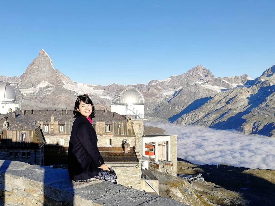 桐島瑞希さんのインスタグラム写真 - (桐島瑞希Instagram)「無事に晴れました😍🌈✨ 早起きして、7時の朝イチの電車で展望台に行ったので、ほとんど人がいなくて🤭💕 マッターホルン＋雲海🏔☁✨ いくらでも眺めていられる壮大な景色…✨✨✨ pic4は車窓から撮った雲海の上と下の様子😲 街に降りてきたら、ホテルからも駅からもマッターホルンが見えた💕  #matterhorn #マッターホルン #zermatt #ツェルマット #switzerland #スイス #スイス旅行 #ゴルナーグラート鉄道 #ゴルナーグラート展望台 #雲海 #海外旅行 #海外旅行好きな人と繋がりたい #海外暮らし #travelphotography #旅女 #旅スタグラム #旅したくなるフォト」9月3日 17時22分 - mizkirisiii