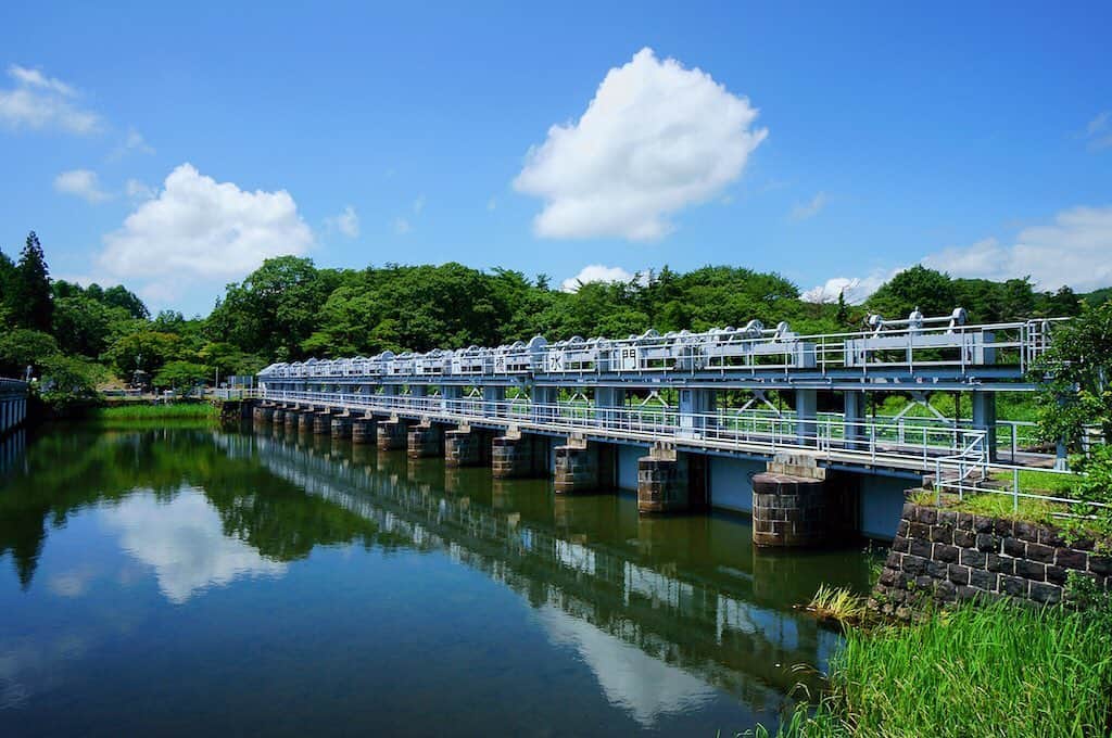 のインスタグラム：「来て！十六橋 1880年（明治13年）に安積疏水事業の一環として猪苗代湖ダム化のため、門を兼ねた16径間の石造アーチ橋として建設されました。現在の十六橋水門は大正3年改築の大型のストニーゲートで、現存する最古のものといわれています。また、平成28年度に日本遺産に認定された『未来を拓いた「一本の水路」』の構成施設になっています。 #猪苗代町 #会津若松市 #安積疏水 #猪苗代湖 #福島 #十六橋 #ふくしま #ふくしまからはじめよう #来て  #futurefromfukushima #fukushima #traveljapan #japantrip #explorejapan #japanadventures #japanholiday #beautifuldestinations #instatrip #art_of_japan #instagramjapan #japan_of_insta」