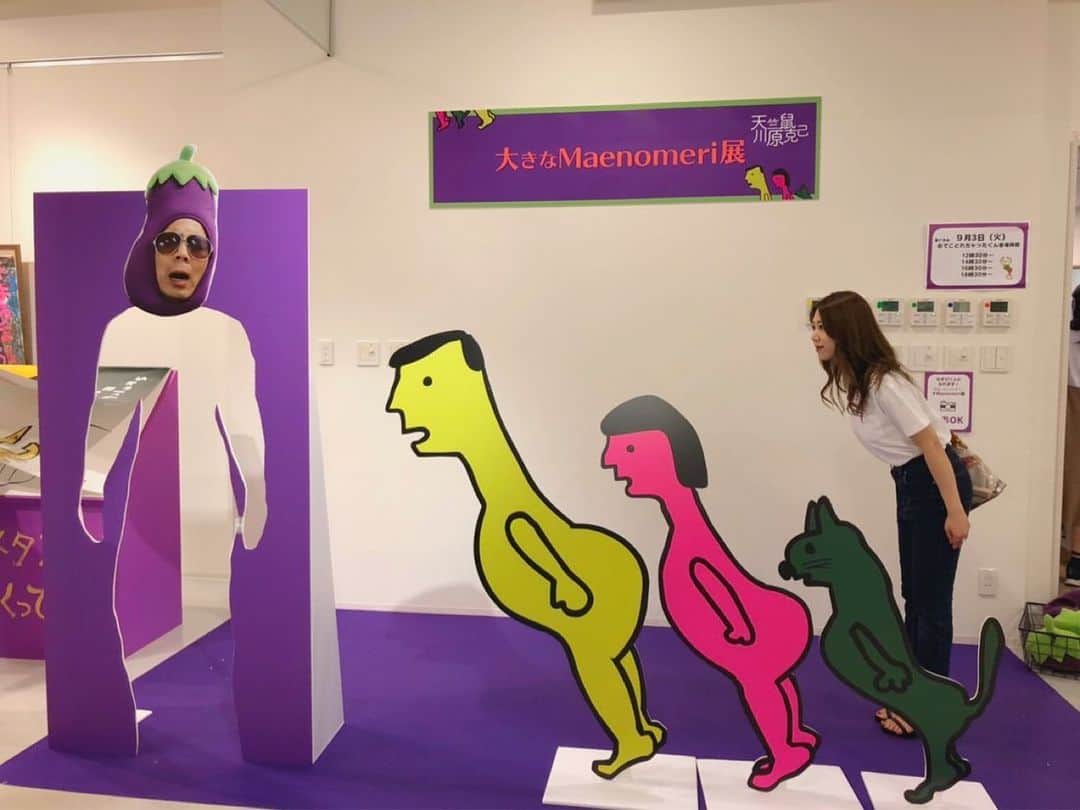 DJ みぃのインスタグラム：「天竺鼠川原さんの『大きなMaenome ri展』に行ってきました✨グッズも色々あって可愛かったな〜🥰覗き穴はやっぱり覗いちゃうよね、、👀😂 #江之子島文化芸術創造センター #9月8日まで #トークゲストのかまいたちさんと藤崎マーケットさんとも会えました #田崎さんのTシャツのサイズはあったのだろうか #川原さんワールド」
