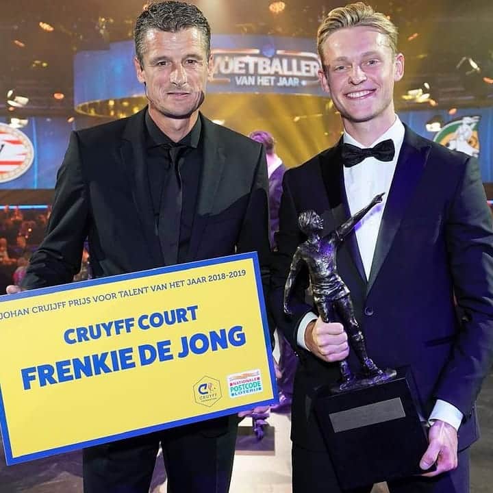 ヨハン・クライフのインスタグラム：「Congratulations to @frenkiedejong for winning the Johan Cruyff Award for Dutch Talent of the Year 2018/19! Gefeliciteerd! #CruyffLegacy」