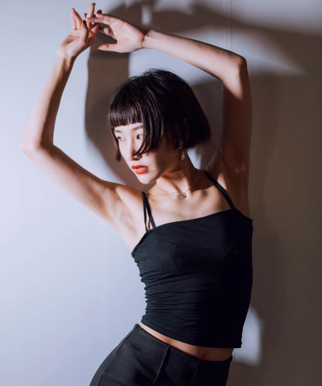 のインスタグラム：「Direction @wanderjunioru  shot by @kiaraiizuka  #model #fashion #art #direction #photographer #shoot #ファッション #アート #art #モデル #manahamada #濱田茉奈 #love #hairmake #makeup #make #work #stylist」