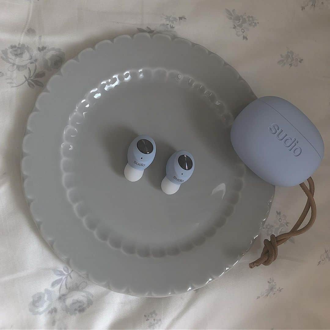 のインスタグラム：「* @sudio Thank you🎼 ワイヤレスイヤホン🐋 コロンとしてて可愛い🥚❤︎ 15%off coupon →  baby_15 11/24まで🦋 #sudio #sudiomoments #ワイヤレスイヤホン #PR #くすみブルー」