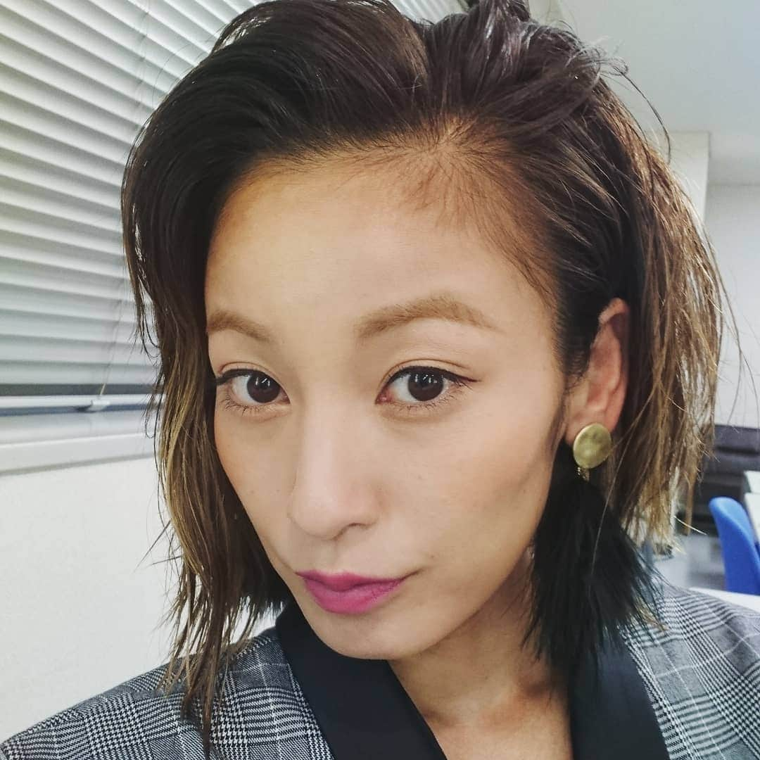 西山茉希さんのインスタグラム写真 - (西山茉希Instagram)「インスタライブで相談して決めた前髪無しスタイル。  #ご意見ありがとござました♥️ #あり派な皆さんごめんなさい🙇  なし！が多かったから無しにしたお。  収録いってきまーす！！！ #黒フワフワピアス #秋気分 #俺流ヘアメーク #バイマイセルフ」9月3日 17時34分 - maki.nshiyama50