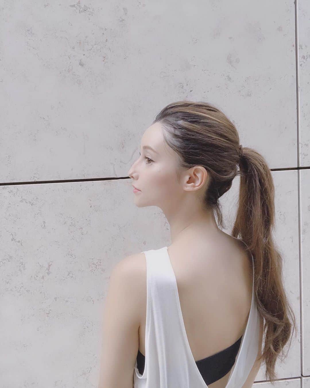 ダレノガレ明美さんのインスタグラム写真 - (ダレノガレ明美Instagram)「本日の髪型はゆるーい感じです✨ 白い服もあるよ！笑」9月3日 17時35分 - darenogare.akemi