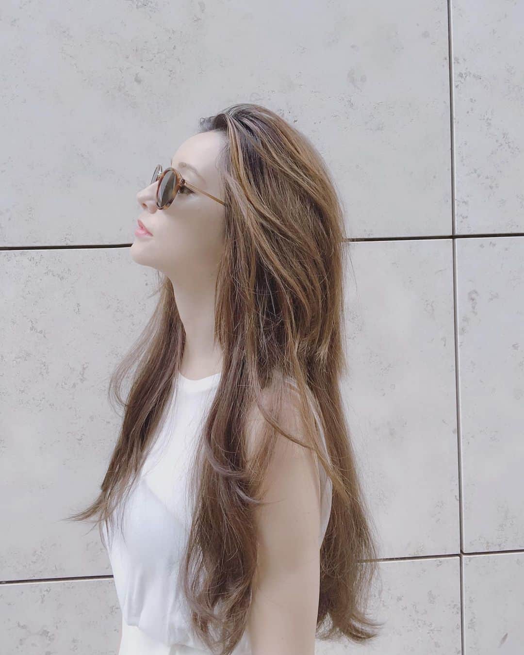 ダレノガレ明美さんのインスタグラム写真 - (ダレノガレ明美Instagram)「本日の髪型はゆるーい感じです✨ 白い服もあるよ！笑」9月3日 17時35分 - darenogare.akemi