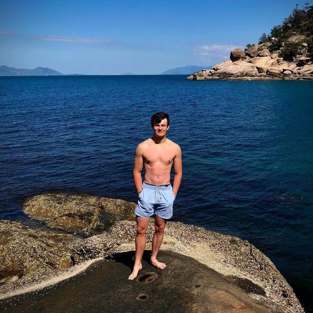 ジェイク・ドランのインスタグラム：「Lots of ☀️ and lots of 🥧 #relax」