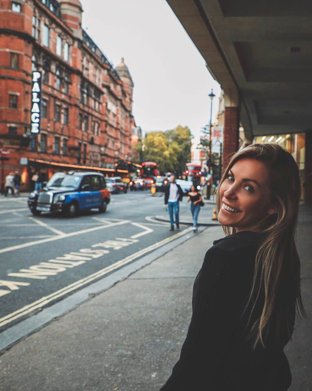 クリスタル・ハリスさんのインスタグラム写真 - (クリスタル・ハリスInstagram)「My favorite city to be a tourist in. Please send me your recommendations of things to do while I’m here ❤️ 🇬🇧 ⁣ ⁣ ⁣ ⁣ #love #london #londonatelier #london2016 #london4all #londonblogger #londonbloggers #londonbreakfast #londonbride #londonatnight #londonbabe #londonbigcity #londonbound #love #bristolbusiness #memoryzoo #grunge #friends #creativeentrepeneur #iphoneographers #documentyourdays #healthylifestyle #photography #vacation #beautiful #travelstories #spiritjunkie #nightsky」9月3日 17時38分 - crystalhefner