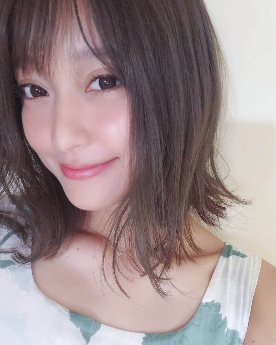 堤ゆきみのインスタグラム：「久しぶりにさっぱり！ U-REALMottoにて川田さんにお任せです～いつもありがとうございます🐤少し前下がりなので髪をおろしスタイルと耳かけスタイルで雰囲気変わるね」