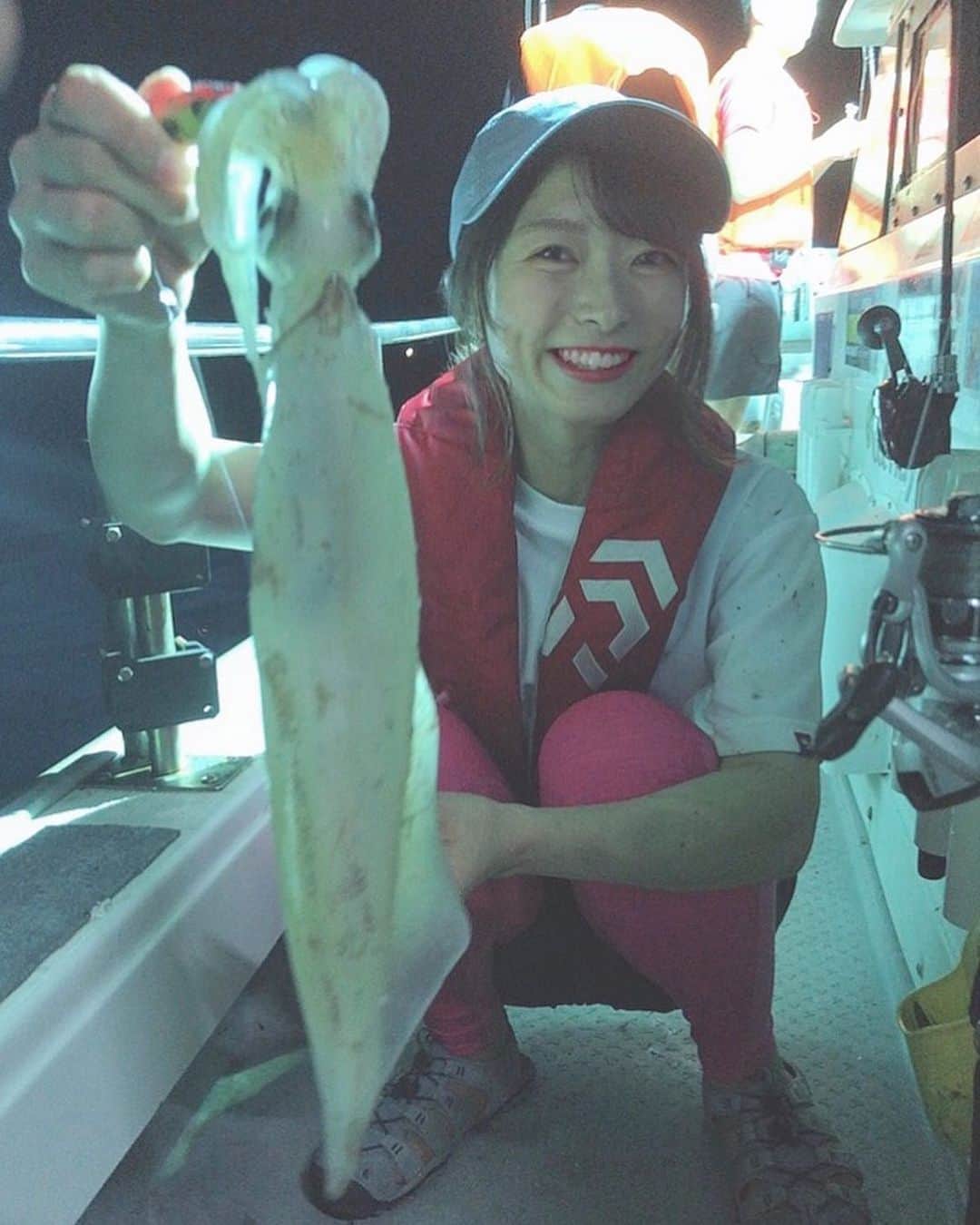 高本采実さんのインスタグラム写真 - (高本采実Instagram)「🦑 関西医療大学 水上安全講習会。 初日BBQ後の夜は、 学生さんたちとイカメタルへ🦑🎣 ちゃこさんと2隻に分かれ、 磯辺丸と海人丸で出船してきました(o^^o) . 釣りや船に乗ること自体も初めての学生さんがほとんどでしたが、 皆ケンサキイカやスルメイカを釣って 全員安打でしたよー😚🦑💕 . 私もレクチャー後に釣りさせて頂きました🙈 ボトム〜底10mでの反応が多く、 下に引く当たりだけでなく ふわっと上がる当たりもあり、 でかイカ沢山釣れて楽しかったです☺️ . 釣りしてる学生さんたちの 真剣な表情や楽しそうな顔が沢山見れて良かったです(⁎˃ᴗ˂⁎)✨✨✨ . . . . . #イカメタル #イカ釣り #島根 #出雲 #磯辺丸 #海人丸 #オフショア #船釣り #boatfishing #水上安全講習会 #ケンサキイカ #スルメイカ #イカ #🦑 #釣り #釣り好き #釣りガール #fishinggirl #高本采実 #あやみん #ayamistagram」9月3日 17時39分 - ayami__summer