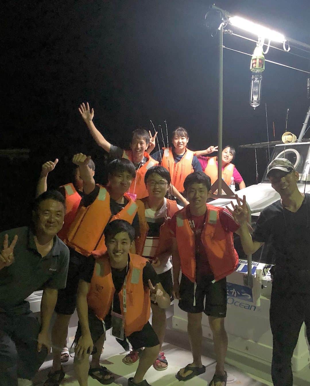 高本采実さんのインスタグラム写真 - (高本采実Instagram)「🦑 関西医療大学 水上安全講習会。 初日BBQ後の夜は、 学生さんたちとイカメタルへ🦑🎣 ちゃこさんと2隻に分かれ、 磯辺丸と海人丸で出船してきました(o^^o) . 釣りや船に乗ること自体も初めての学生さんがほとんどでしたが、 皆ケンサキイカやスルメイカを釣って 全員安打でしたよー😚🦑💕 . 私もレクチャー後に釣りさせて頂きました🙈 ボトム〜底10mでの反応が多く、 下に引く当たりだけでなく ふわっと上がる当たりもあり、 でかイカ沢山釣れて楽しかったです☺️ . 釣りしてる学生さんたちの 真剣な表情や楽しそうな顔が沢山見れて良かったです(⁎˃ᴗ˂⁎)✨✨✨ . . . . . #イカメタル #イカ釣り #島根 #出雲 #磯辺丸 #海人丸 #オフショア #船釣り #boatfishing #水上安全講習会 #ケンサキイカ #スルメイカ #イカ #🦑 #釣り #釣り好き #釣りガール #fishinggirl #高本采実 #あやみん #ayamistagram」9月3日 17時39分 - ayami__summer