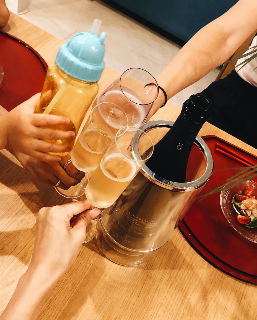 高橋美咲さんのインスタグラム写真 - (高橋美咲Instagram)「. 家事力を尊敬してるこの2人と飲むとついつい、ついつい楽しくて飲み過ぎてしまう😅 去年の夏に久しぶりに集まった時に目の当たりにした2人の料理センスに、「私の料理能力ってなんて低いんだろう」と思ったのがきっかけになって色々と勉強と挑戦始めました。お恥ずかしいことに。 この2人と集まれなかったら、きっと今も我が家の食卓は週5で鍋料理だったかも。笑 . #飲兵衛友達 #ありがとね」9月3日 17時42分 - misaki_saunner_