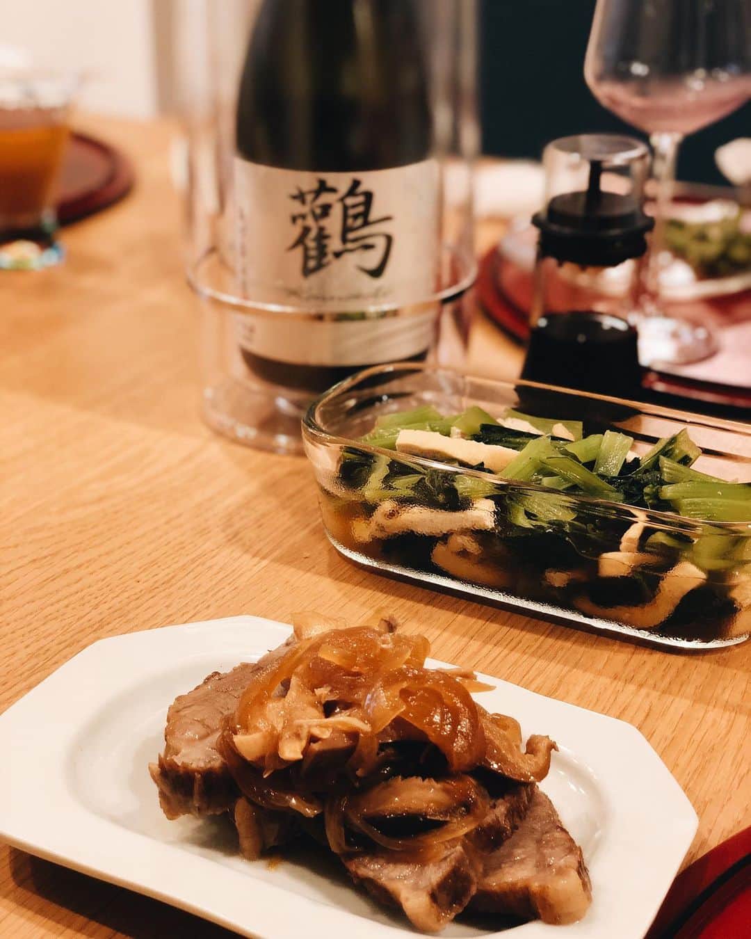 高橋美咲さんのインスタグラム写真 - (高橋美咲Instagram)「. 家事力を尊敬してるこの2人と飲むとついつい、ついつい楽しくて飲み過ぎてしまう😅 去年の夏に久しぶりに集まった時に目の当たりにした2人の料理センスに、「私の料理能力ってなんて低いんだろう」と思ったのがきっかけになって色々と勉強と挑戦始めました。お恥ずかしいことに。 この2人と集まれなかったら、きっと今も我が家の食卓は週5で鍋料理だったかも。笑 . #飲兵衛友達 #ありがとね」9月3日 17時42分 - misaki_saunner_