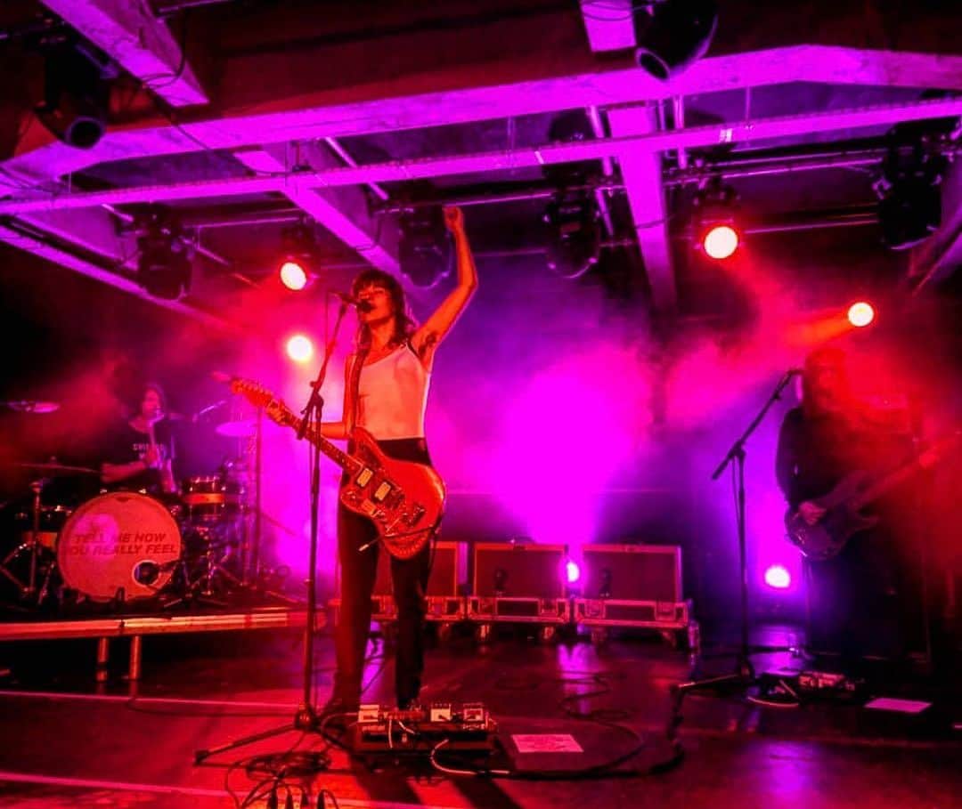 コートニー・バーネットのインスタグラム：「Thank u @swg3glasgow @manchesterpsychfest @endoftheroad n @epfestival 🧡💚 Photo @stevenspenca」