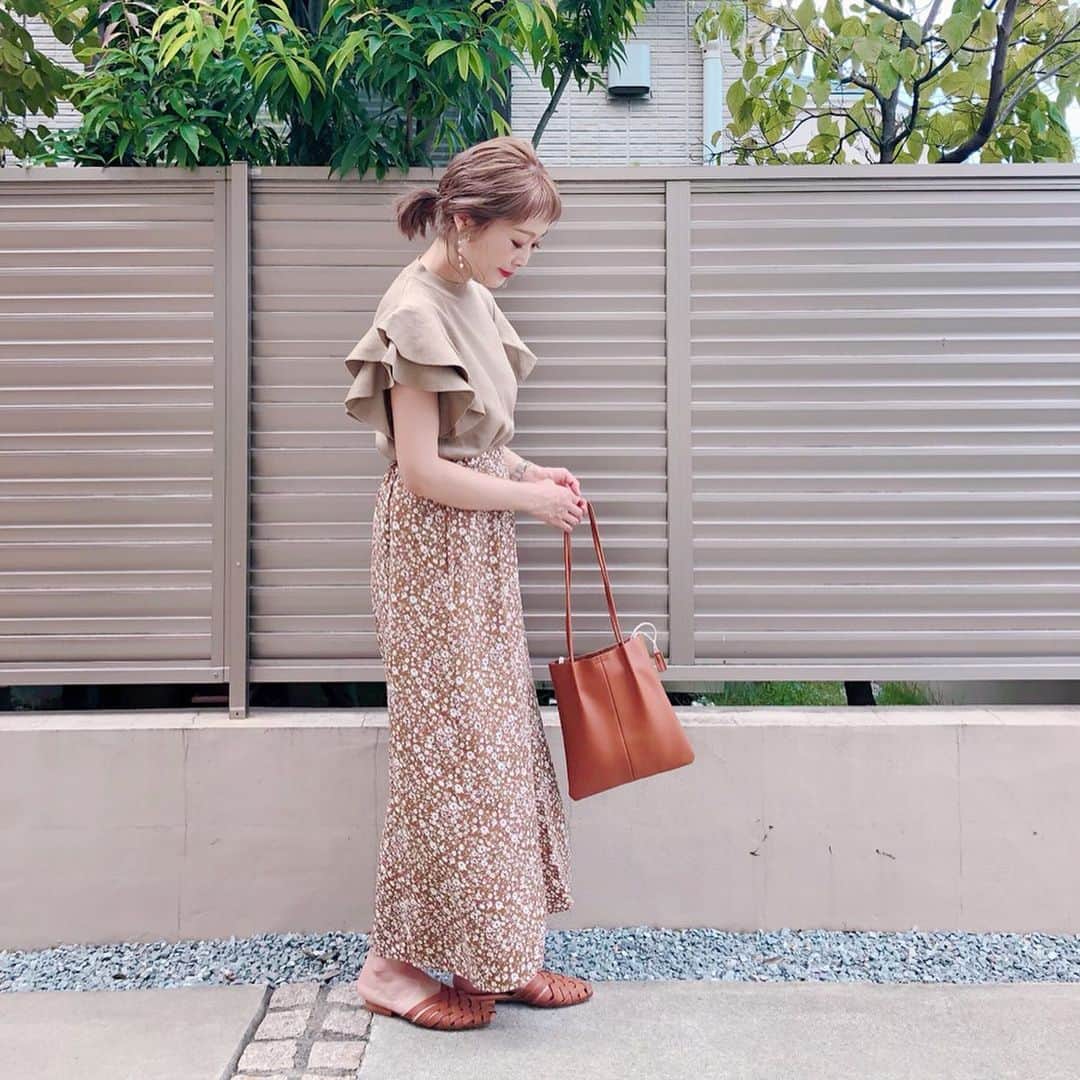 Kikuno Sayumiさんのインスタグラム写真 - (Kikuno SayumiInstagram)「〻brown code 〻 ・ ・ ・ 娘と#秋色コーデ 𓂃 ・ 私のトップスは @myu____official のニット素材のノースリ。最近の、風が涼しい気候に丁度よい◎ボリュームのあるフリルが可愛い♡ ・ スカートは @shes_closet の。こんなブラウンの花柄のスカートが欲しかった✨丈の長さも👌 ・ ピアスは @yumeri_0707 のもの。ゴールドのお花やビーズが女らしくてシャラシャラして好き♡ ・ 娘と一緒に着けてるヘアゴムは @jujuju.amour でオーダーしたもの。可愛い柄がたくさんで選ぶのも楽しい😍娘もちょー気に入ってて毎日着けてる💘 ・ ・ 最近のあらたん。置いたら泣く日が出てきて、そんな時は何も出来ない😂お腹の上で寝かせて一緒に寝てる😴 ・ 娘は小学校が始まり、今日から給食が始まった！ ・ この夏は引きこもってたから毎日娘がトランプしよー🃏って言ってきてたなぁ。暇だしストレス溜まってたみたいだから学校始まって良かった😂 ・ 秋は家族でたくさん思い出つくるぞー💪 ・ ・ 👩 tops&shoes▶ @myu____official skirt▶ @shes_closet bag▶ @pichi__official pierce▶ @yumeri_0707 hair accessory▶ @jujuju.amour ・ 👧 onepiece▶ @laulea_shop shoes▶ @sesto_shoes hair accessory▶ @jujuju.amour ・ ・ ・ #ファッション#コーデ#fashion#ママ#プチプラコーデ#大人カジュアル#ヘアアレンジ#大人可愛い#ジユジョ #lucrajp#シンプルコーデ#158cmコーデ #158cm #mamagirl#ママリ#ママリファッション#locari#お洒落さんと繋がりたい#ママコーデ#shes_closet#令和ベイビー#男の子ママ#産後コーデ#Myu_pr#myuアンバサダー#赤ちゃんのいる生活」9月3日 17時44分 - sayumikikuno