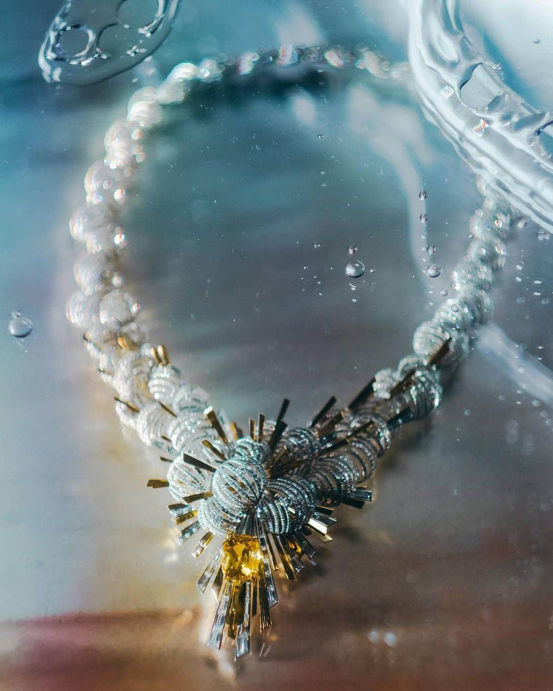 Chaumetさんのインスタグラム写真 - (ChaumetInstagram)「With harmonious soft curves and steely rays, the Nuages d'Or set evokes the clouds taking on an aureate glow in the sky after the storm and reveals the luminosity of golden yellow sapphires from Sri Lanka. #Chaumet #LesCielsdeChaumet #HighJewellery #HauteJoaillerie」9月3日 17時46分 - chaumetofficial