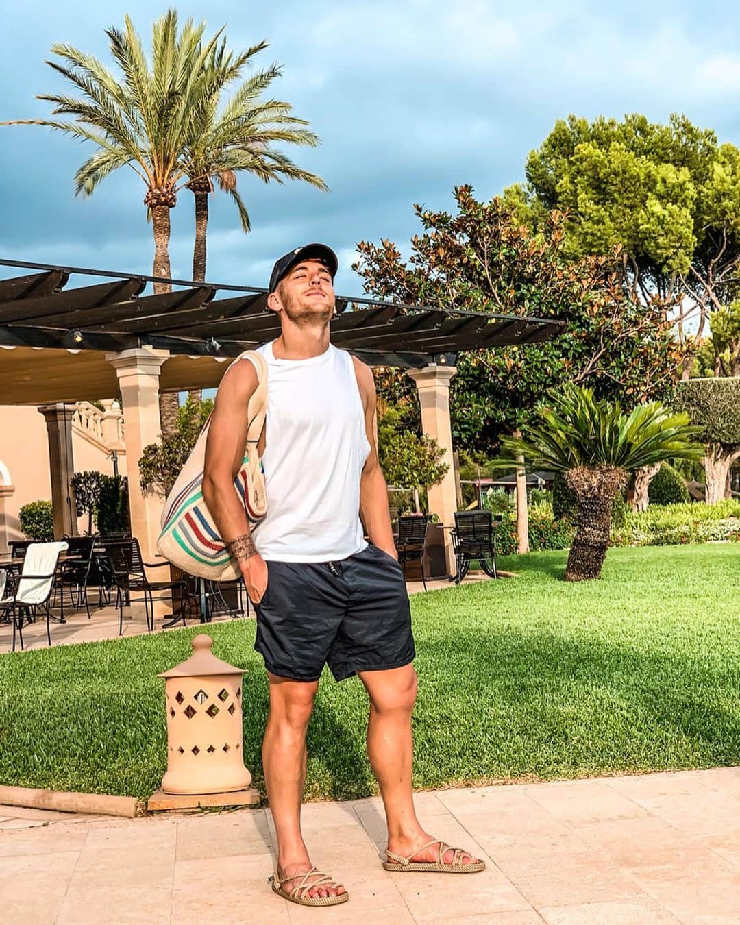 イバイ・ゴメスのインスタグラム：「Últimos rayitos de energía en esta maravillosa isla ☀️」