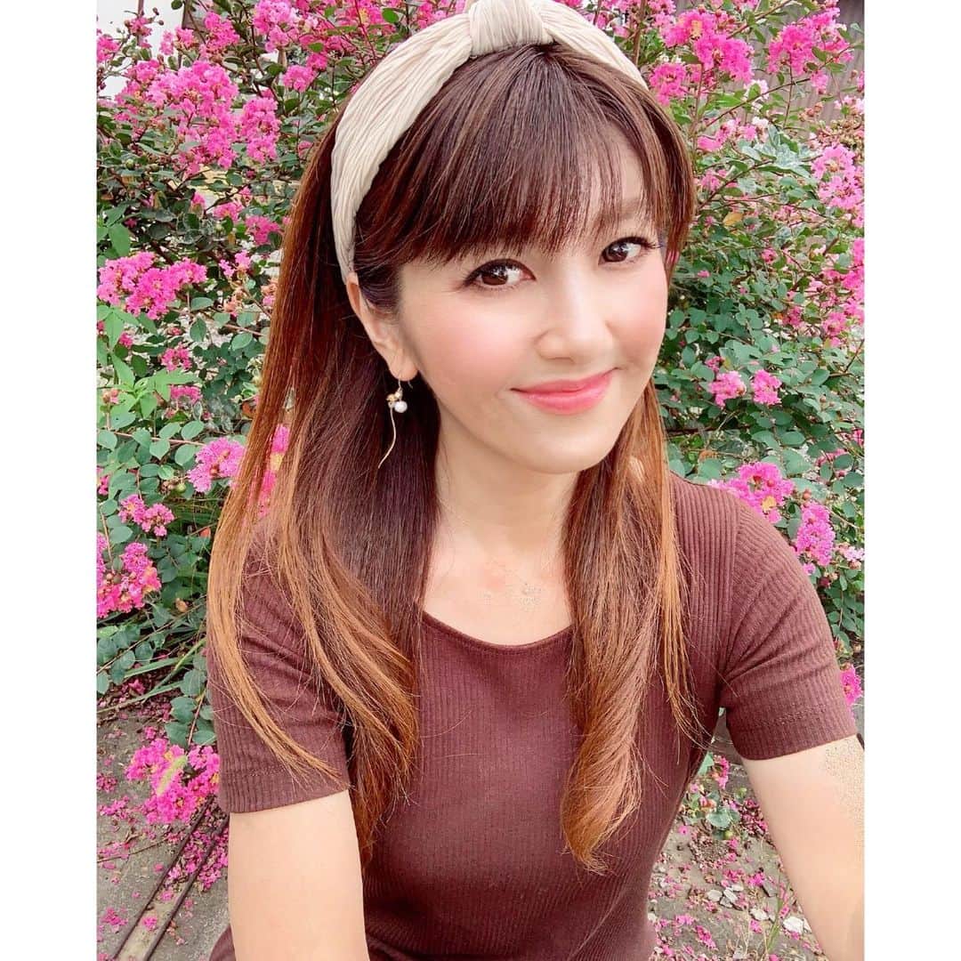 のインスタグラム：「💓💓💓 ・ 火曜日(〃^∇^)oお疲れさま～ ・ ドンヨリ～ヌ☁☁☁な天気の日は 髪色がヤバめに写る😱 今月はトーンダウンしようかな🗿💬 ・ ・ 実家にも持って来た ☞ ☜スワイプ☞ ☜ @airproudofficial  #フロムハンドエア で今日もメイク🥰 ・ ミスト状に噴き出すファンデーションが キメ細やかなツヤ肌に仕上げてくれて 塗りムラなくプロの仕上がり👍💓 ・ ・ 化粧水を入れると美顔器代わりになるから 夜は潤いチャージするよ〜✨✨ ・ ・ ・ ・ ・ #ig美容部#ig美意識向上委員会  #エアプラウド #フロムハンドエア #メイク #ベースメイク #ファンデーション #化粧水 #極上の陶器肌 #新しい肌 #綺麗な肌になりたい #美肌 #美容#メイクアップ #コスメ#コスメマニア#コスメ好きさんと繋がりたい #美容好きな人と繋がりたい #コーデ#ファッション#カチューシャ#ヘアアレンジ#大人可愛い#大人女子#ビュースタグラマー#サルスベリ#百日紅#インフルエンサー ✎︎＿＿＿＿＿＿＿＿＿＿＿＿ 見て下さった(*´︶`*)♡Thanks!💓💓💓」