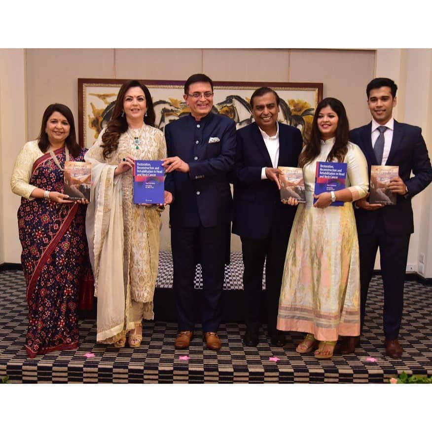 カトリーナ・カイフさんのインスタグラム写真 - (カトリーナ・カイフInstagram)「Very moved to hear Dr Vijay Haribhakti and Nita Ambani at the launch of two books by @DrHaribhakti. Both are doing pioneering work in medicine, one is a leading surgeon, and one has built a leading platform. #NitaAmbani #MukeshAmbani @RFHospital #SirHNRelianceFoundationHospital #AJourneyForever #HeadAndNeckCancer 🙏🧡」9月3日 17時49分 - katrinakaif