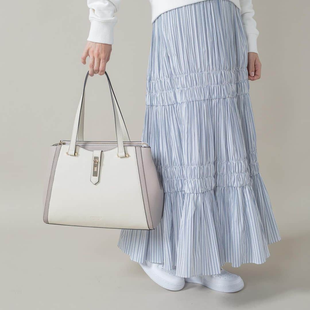 SMIRNASLI_officialのインスタグラム：「Compact size tote . 配色が可愛いA4サイズトートは カジュアルなスタイルにも オフィスカジュアルにも❤︎ . #SMIRNASLI #tote #サミールナスリ #トート #20190903 #2019 #bag #ootd #new」