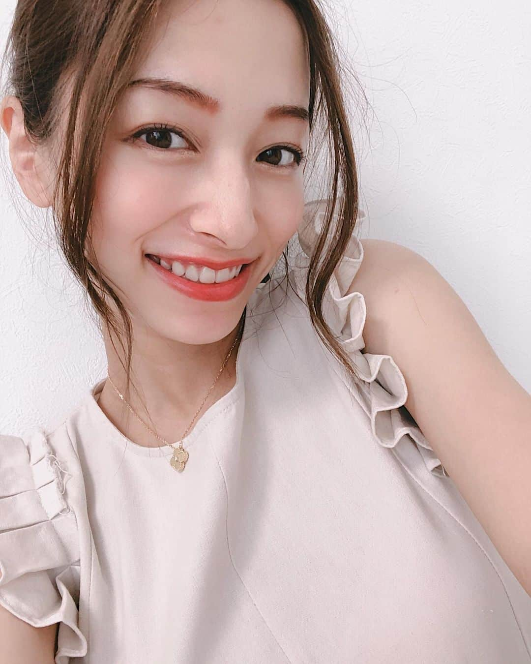 吉田理紗さんのインスタグラム写真 - (吉田理紗Instagram)「正産期に突入しました♡ ここまでお腹の中で頑張ってくれて ありがとうという気持ちです。 もういつ出てきてくれても良いんだよ〜って 話しかけています☺️ 私の体重は9.5キロも増えてしまって、 身体が重たくて仕方ないけど 妊娠してからビックリするくらい 全てのものが最高に美味しいのです。 私のマタニティライフにタイトルをつけるとしたら "食欲との戦い"だなあ…笑 👶🏻に会える日を楽しみに、適度な運動も頑張ります💕 #正産期突入 #正産期 #正期産 #37週 #妊娠37週 #マタニティライフ #臨月 #体重管理に苦しむ妊婦 #なんでも美味しい #何を食べても今まで食べてきた中で一番美味しいって感動しちゃう #女の子ママ予定」9月3日 18時03分 - yoshirisaa