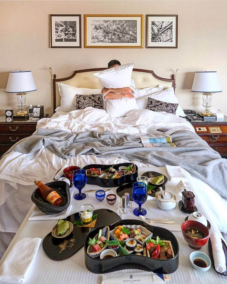 The Ritz-Carlton, Osakaさんのインスタグラム写真 - (The Ritz-Carlton, OsakaInstagram)「お部屋でゆっくりお過ごしになる日はインルームダイニングをお楽しみください。 . 日本料理「花筐」の松花堂弁当など、本格的なお料理をお届けいたします。 . . Fall in love with room service with a spread like this! . Indulge in delicious local flavors made by our talented chefs from our restaurants. 📸 @bennyjurdi . . . . . . #RCMemories #theritzcarltonosaka #osaka #japan #hotels #luxury  #japan_vacations #hotelroom #hotellife #beautifulhotels #travelandleisure #besthotels #luxurytrip  #luxuryhotel #beautifulhotels #大阪 #ザリッツカールトン大阪 #リッツカールトン大阪 #breakfast #inroomdining #大阪朝食 #ホテル朝食 #ルームサービスで朝食 #ルームサービス #景色綺麗 #breakfastinbed #大阪ホテル #記念日旅行 #朝食メニュー #関西旅行 #ステイケーション」9月3日 18時03分 - ritzcarlton.osaka