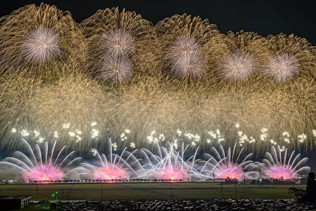 楽天トラベル さんのインスタグラム写真 - (楽天トラベル Instagram)「*** #秋田県 #大曲の花火大会 8月31日に開催された100年以上の歴史を誇る全国花火競技大会。 日本三大花火大会の1つともよばれており、一流の花火師たちが技を競います。 . @shin_12t さん 素敵なお写真の提供ありがとうございました💓 . ************************ 旅先で撮った素敵な写真に #rakutentravel を付けてシェアしてね♪ 厳選してこのアカウントで紹介させていただきます！ ************************ . #楽天トラベル #旅 #旅行 #旅に出よう #旅行好きな人と繋がりたい #日本 #일본 #rakutentravel #travel #trip #japan #instagramjapan #IG_JAPAN #japantrip #lovetraveling #summervacation  #fireworks  #akita」9月3日 18時00分 - rakutentravel