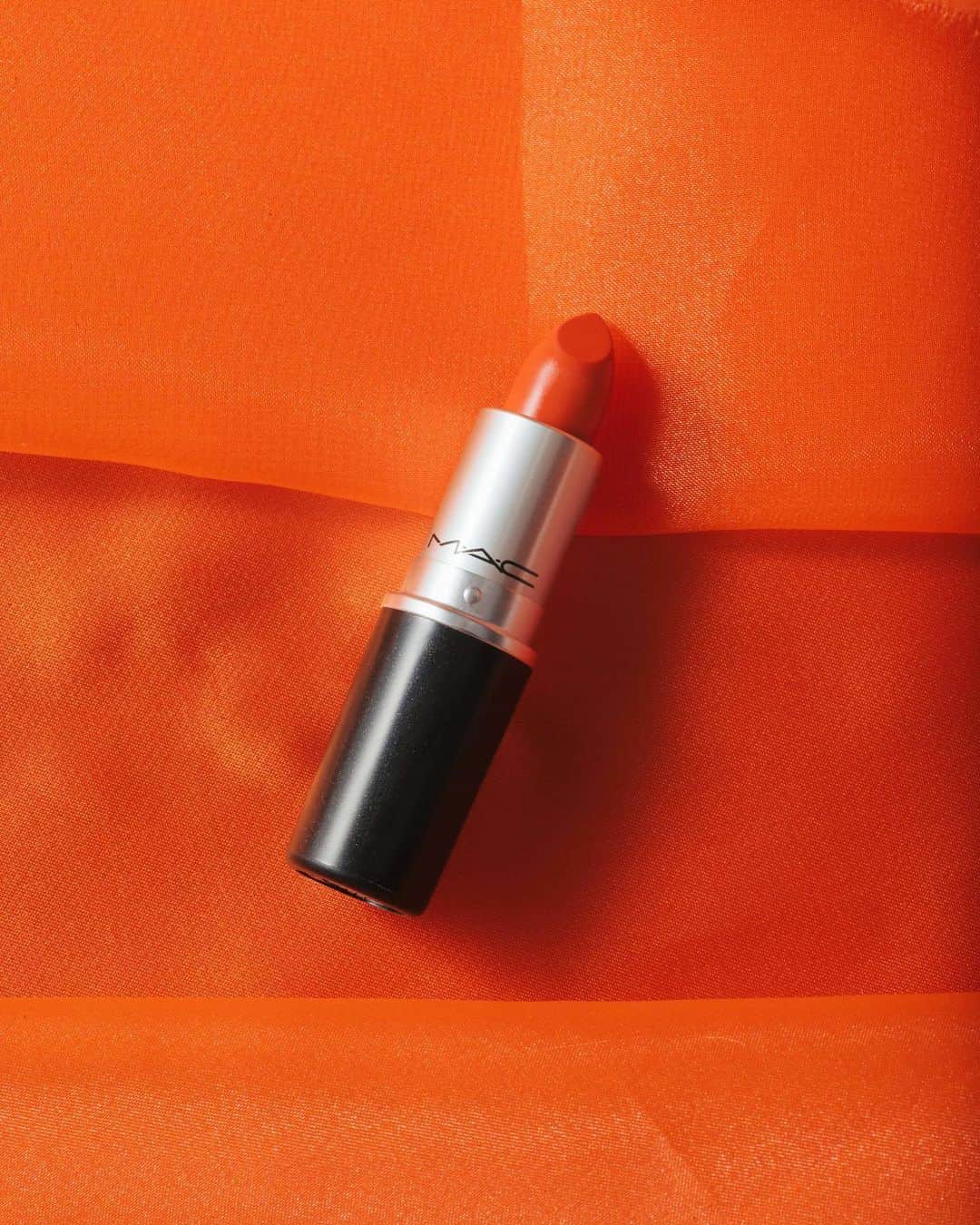M∙A∙C Cosmetics Japanのインスタグラム：「⠀ 落ち着いたトーンのオレンジマットリップを全体につけて、落ち着いた印象を与えるリップメイク❤️ グロスを重ねても良し、指でポンポン付けてナチュラルでも可愛いオレンジリップ💄✨ ⠀ ↓↓使用製品↓↓ [リップスティック]　 ソー ショー ⠀ DESIGN: @aiaizm PHOTO: @takaki_iwata ⠀ ⠀ #MACCosmeticsJapan #MACコスメ #MACCosmetics #MAC #URBANSUMMER #コスメ #メイク #リップ #オレンジ #トレンド #トレンドメイク #グラデーションリップ #MACリップ #マットリップ」