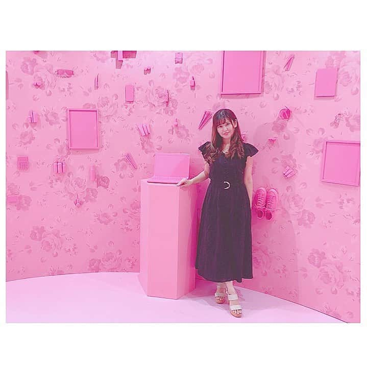 上村彩子さんのインスタグラム写真 - (上村彩子Instagram)「ピンクピンクスポット🎀🎀 109にこんなところがあるなんて！ というか109がギラギラ感アップしてリニューアル？されててびっくりしたー！ いつの間に……😳😳 . 地下にドリンクスイーツスポットみたいなのが出来てたんだけど、知ってた？ 気になるのいっぱいだったけど混んでたのでまた今度行こうかな…🥤🍩 . 秋服みんな可愛い〜 色も可愛いしチェック柄とかも可愛い✨ もう9月なのね…やばたん😂😂 いやなにがやばいのかわかんないけどやばたん😂笑 #109 #ビニールミュージアム」9月3日 18時01分 - ayako_uem